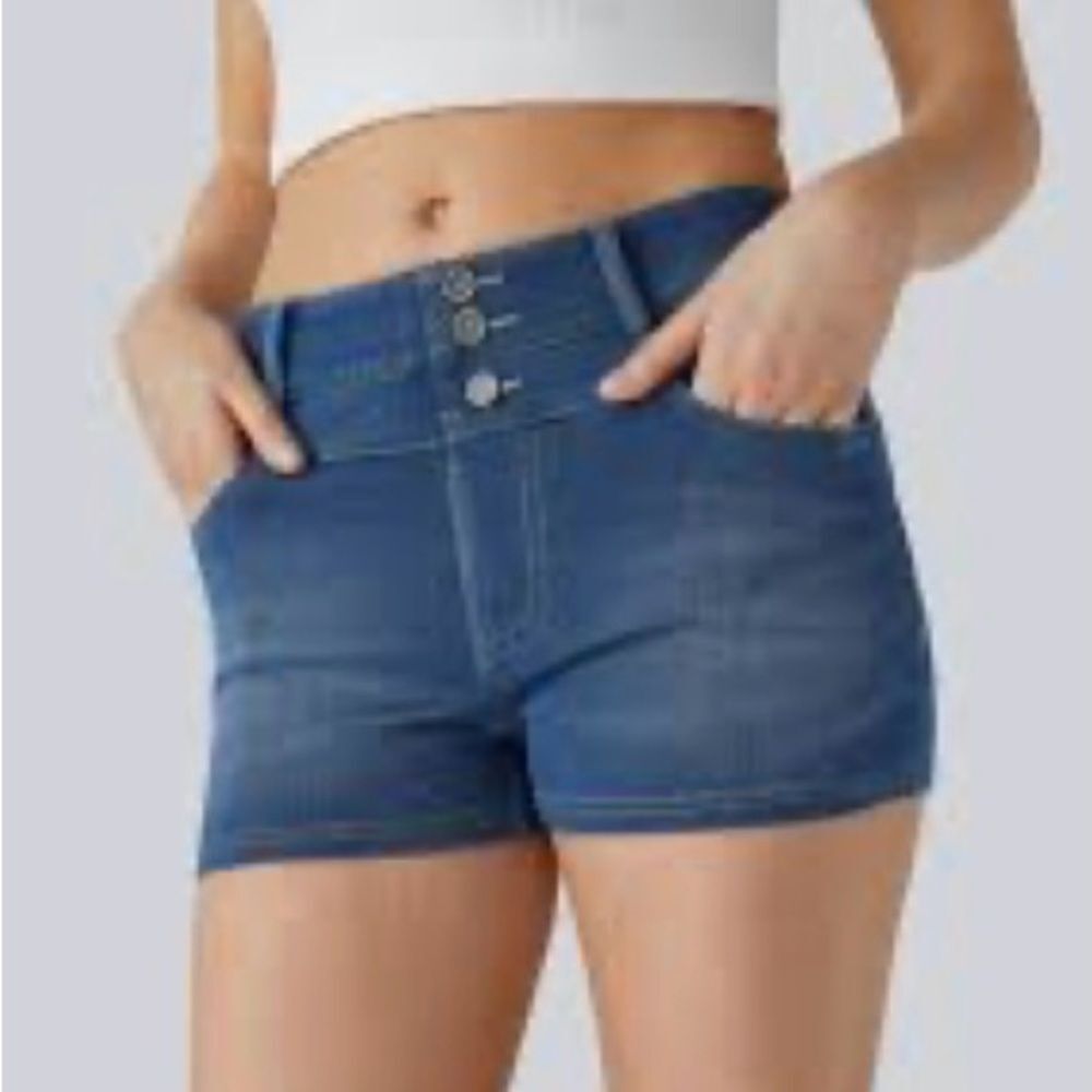 NWT HALARA Flex Mid Rise Pull on Triple-Button Jean Shorts. Size Medium
